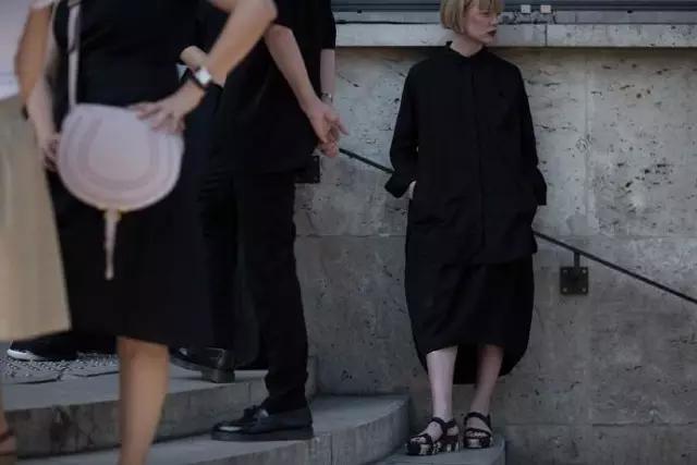 城内的人迷茫城外的人慌张,城里的人不懂城外人的快乐