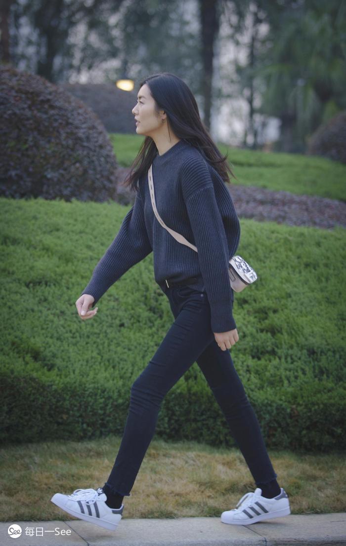 100个值得买的包包品牌,今年很流行宽肩带包包