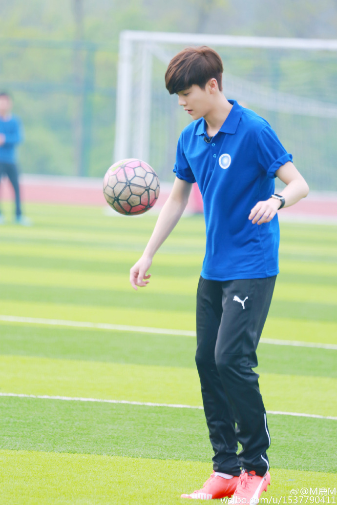 鹿晗重返17岁,鹿晗2014韩国综艺运动会踢足球