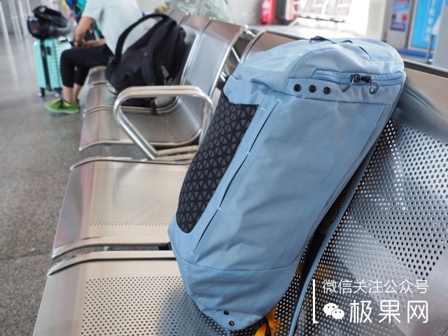 踏海淋雨还怕东西沾水？把东西装这个包全搞定