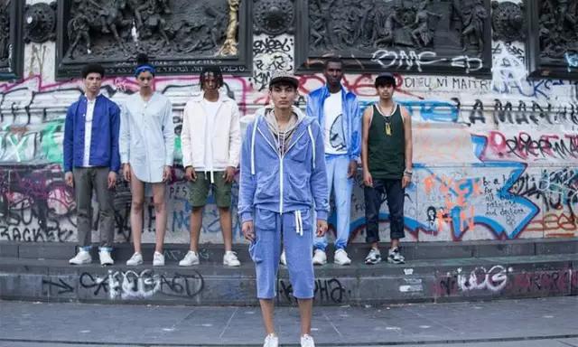 城内的人迷茫城外的人慌张,城里的人不懂城外人的快乐