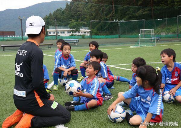 世界杯不落幕｜你以为少年看的是足球和漫画？其实是青春啊