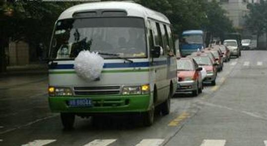 开车遇到“丧事”时，风水师建议你要这么做！