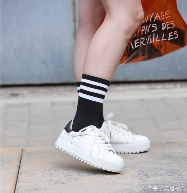 18套简单干净的白t恤穿搭合集,夏天穿白t恤太单调学我这样搭配