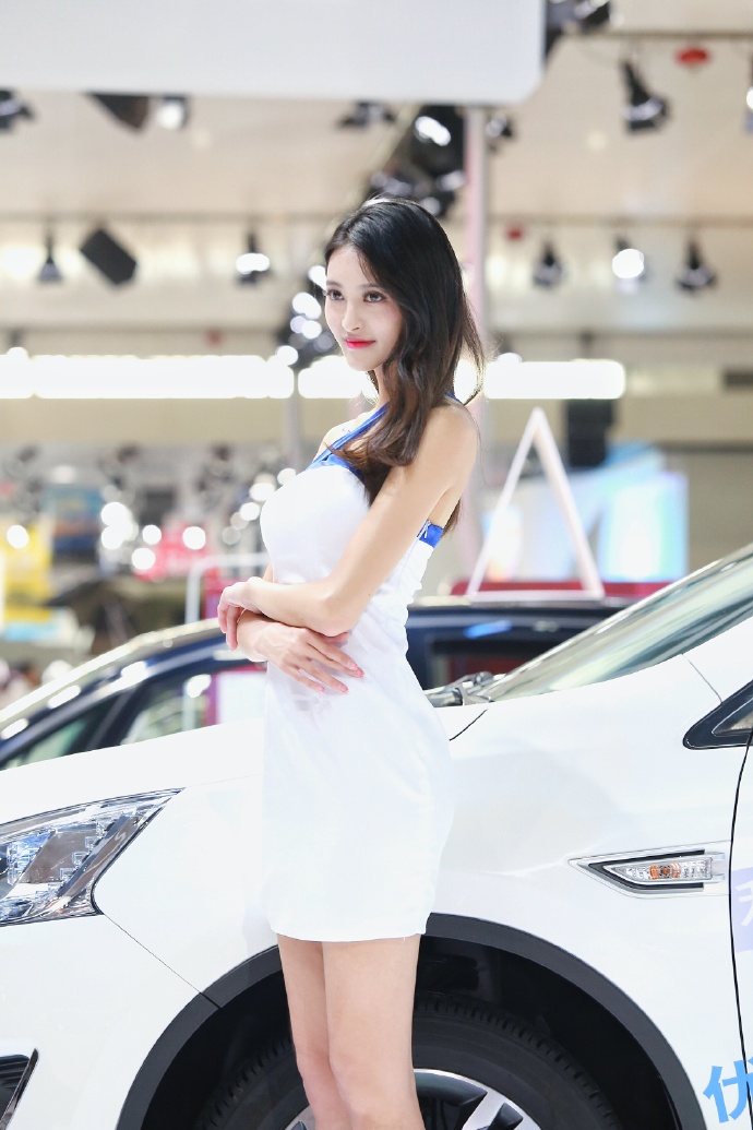 中原车展：清纯车模皮肤白皙诱万人空巷