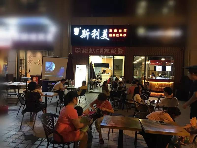 听说斯利美超级芒果冰免费送？！于小涵第一时间跑到现场。。。