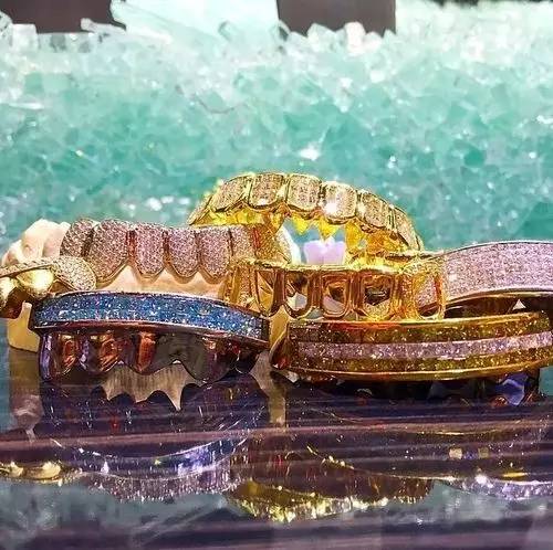 关于最近超火的金牙,你要知道这4件事(起码要知道怎么戴上去吧)