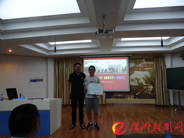 九方中学召开庆祝建*党**95周年暨七一表彰大会