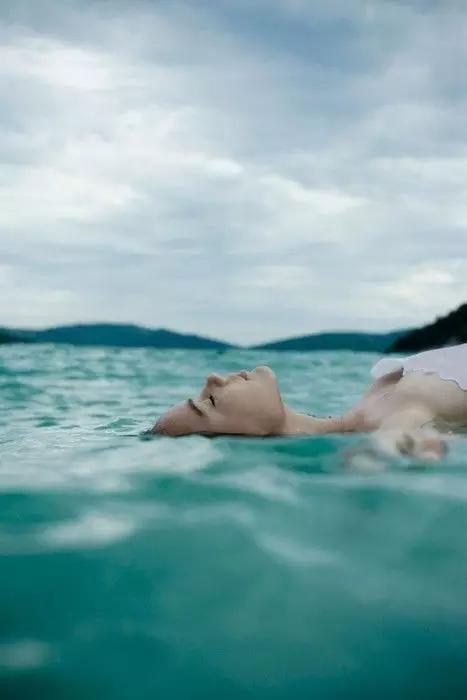 面部肌肤护理保湿喷雾,清凉喷雾喷皮肤