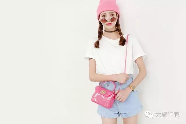 想在旅行中穿的比景色更撩人，何必东走（fei）西逛（qian