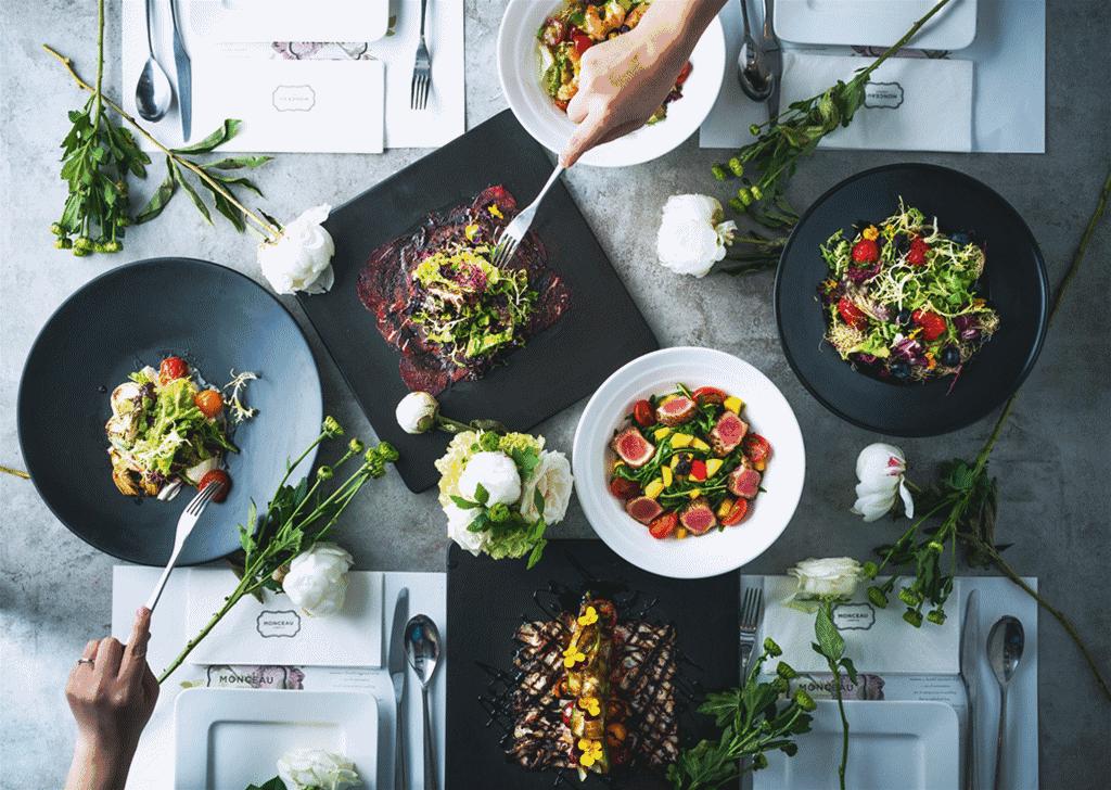 这位当过服装设计师的餐厅老板,搬了一座巴黎花园到餐厅,女孩们
