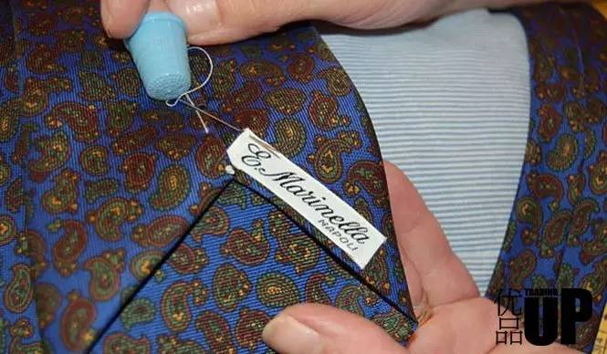 是时候该羡慕一下男士风尚传统了,毕竟绅士们连领带都可以定制