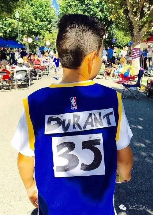 向吉鲁借发胶？C罗再换发型