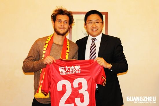 鲁能居然超伊布年薪买这个意大利水货?还记得欧洲杯这一幕吗?