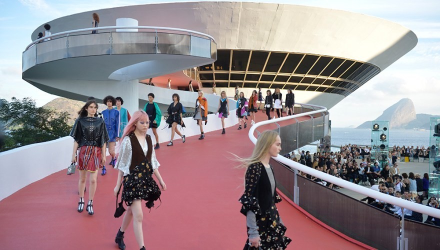 秀后即买,奢侈品对社交媒体妥协?