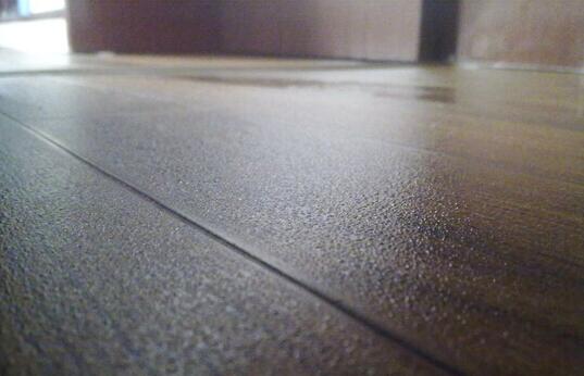 地面潮湿发霉有什么办法解决,墙角地面湿了怎么回事