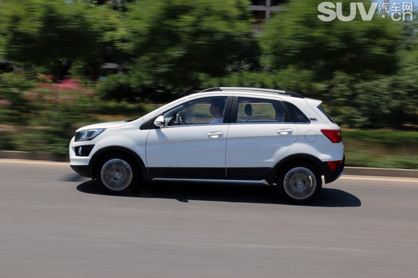 代步好选择SUV汽车网评测北汽绅宝X25