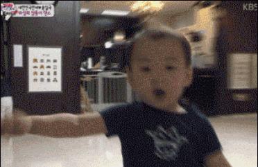 躲过宋仲基没躲过宋明国！那些年刷爆我们表情包的萌娃们