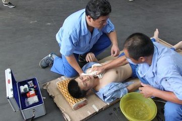 哪项不能作为中暑的处理方法,出现中暑的症状时不正确的做法