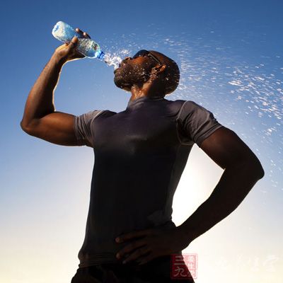 哪项不能作为中暑的处理方法,出现中暑的症状时不正确的做法