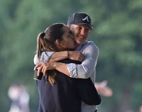 网坛最美的伊万嫁人了，这是“小猪”欧洲杯出局后最开心的时刻！