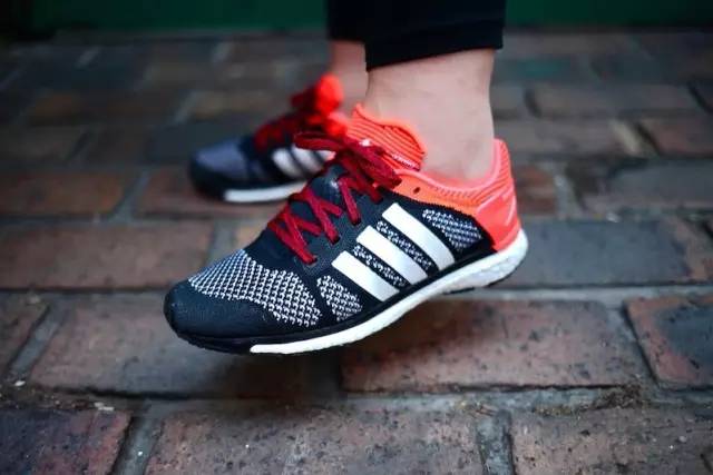 型男健身腹肌,健美肌肉男是靠练出来的吗