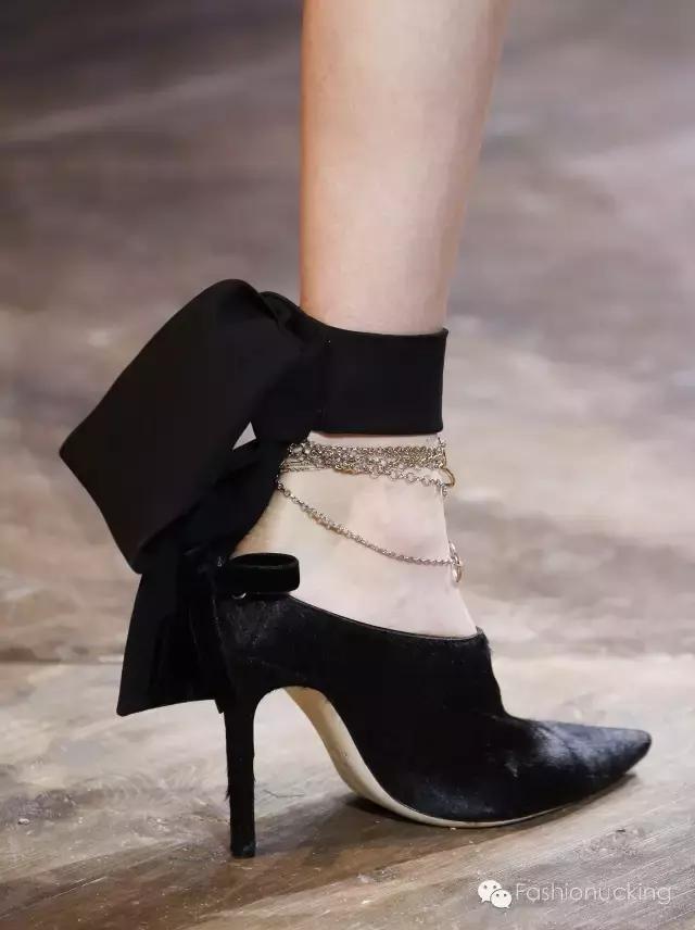 听说,脚踝链和鞋子更配哦