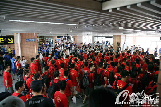 足球流氓打意大利球迷,申花球迷穿着上港球衣打上港球迷