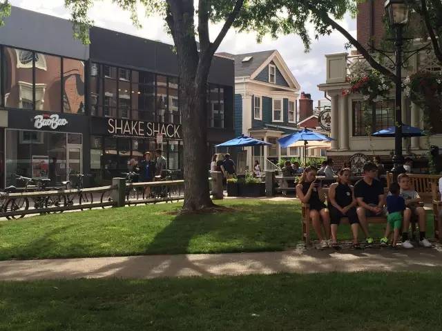 为了叫板美国汉堡，他把包子店开到哈佛大学，一年卖出3个亿