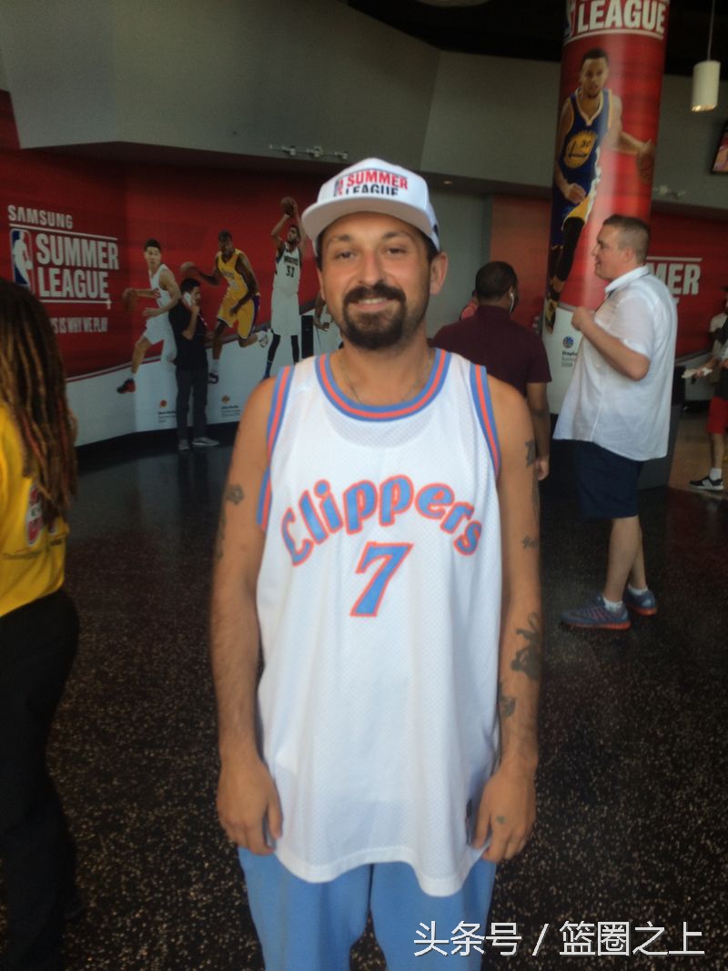 球迷也是风景线！夏季联赛场边出现了14件另类球衣！