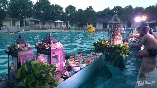 万象花卉泳池派对性感美女戴创意多肉饰品惊艳亮相!