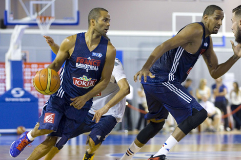 周琦易建联16-17cba总决赛,男篮世预赛周琦王哲林图片