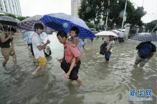 致敬暴雨时守护我们的人,致敬在暴雨中的坚守