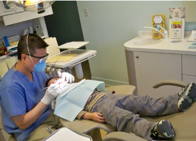 孩子牙齿烂根不掉新牙出来怎么办,小孩4岁多满口的烂牙怎么办