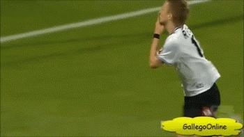 进球庆祝抓草皮吃被红牌罚下,庆祝进球之后被队友打