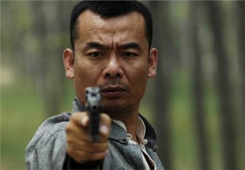 他出道多年无绯闻,33岁出道的他专注演戏32年零绯闻