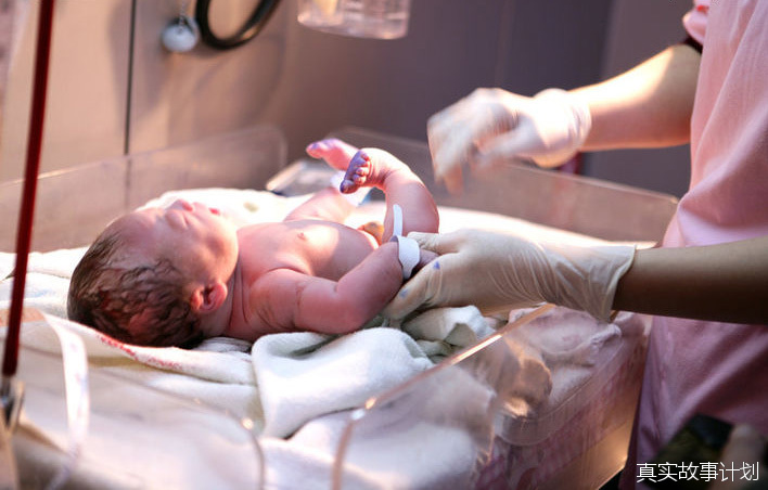 年幼时，我常在产房等妈妈下班她和同事们将一个个胎儿接出