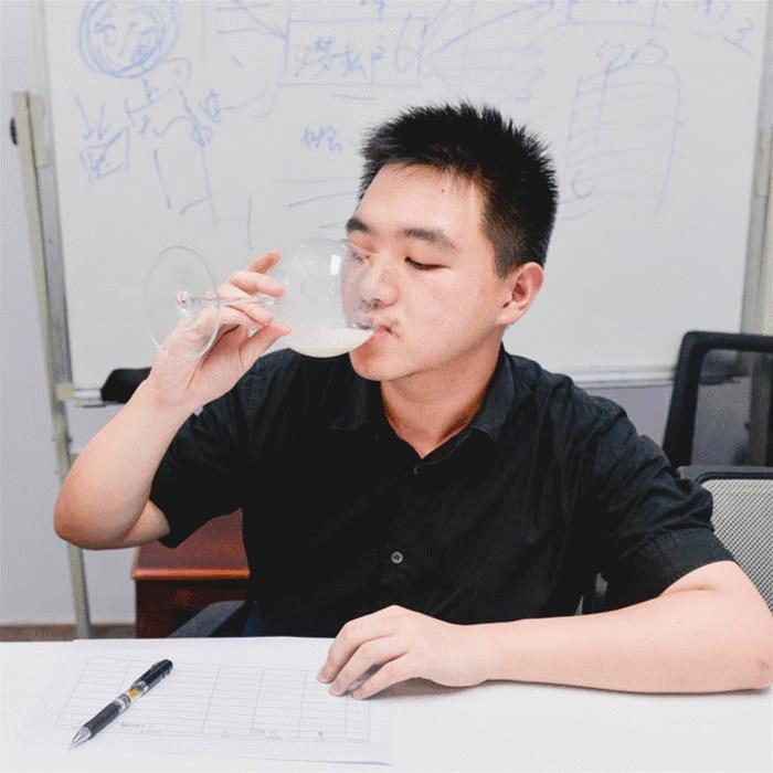 牛奶喝多出汗有奶味,牛奶喝多了出汗感觉有奶味