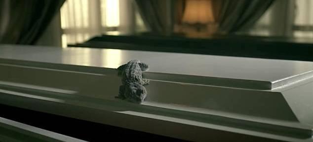 亲吻爱抚别人的新娘遭报应，这爱情来得有点重口惊悚