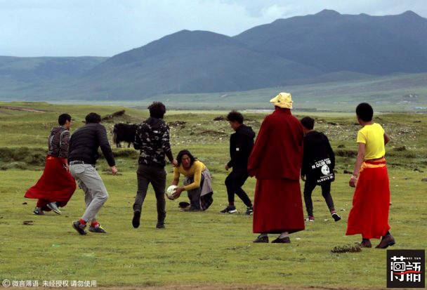 西藏雪山上的足球,足球西藏高原