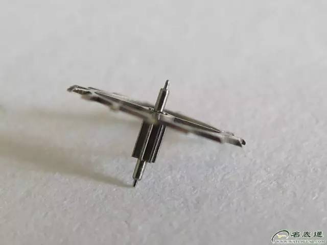 它根本就符合苛刻的日内瓦标准，古董浪琴一个没落的贵族