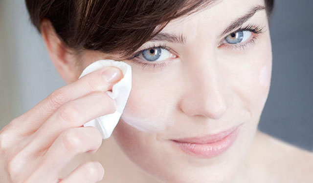 用去角质洗面奶搓出来的是黑泥,用去角质洗面奶洗出灰色的东西