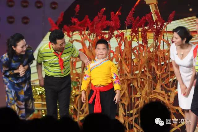 《天将雄狮》成龙的搭档小王子帅萌亮相!吕薇、赵忠祥节目现场吃西瓜