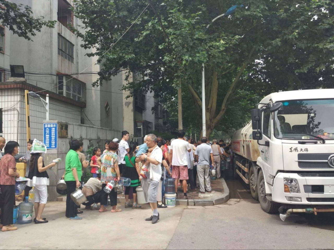 石家庄暴雨中现暖心石家庄瞬间,石家庄桥西区暴雨停水