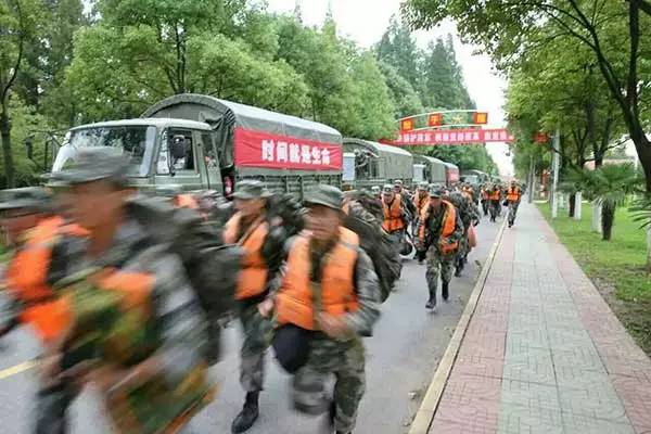 安徽无为百姓给抗洪救灾部队送饭,抗洪结束人民群众欢送感动流泪