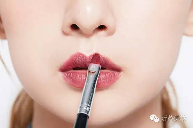 黑加仑紫色配怎样的妆容,淡淡的大红唇妆容