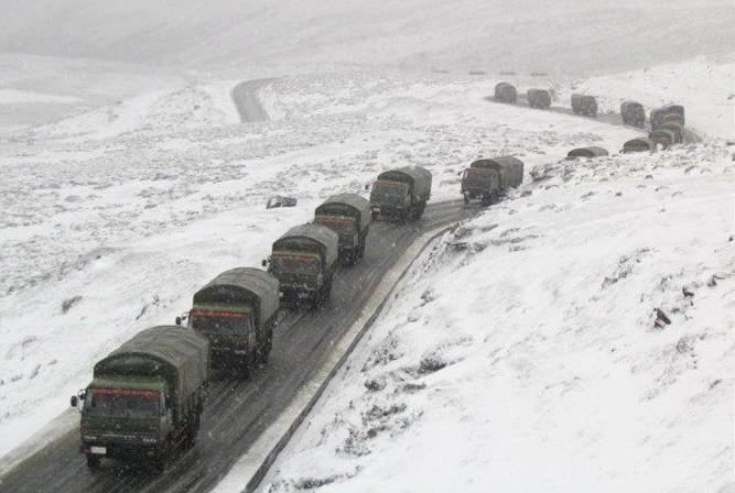 退伍老兵敬礼军车鸣笛感动想哭,中国军队老军车