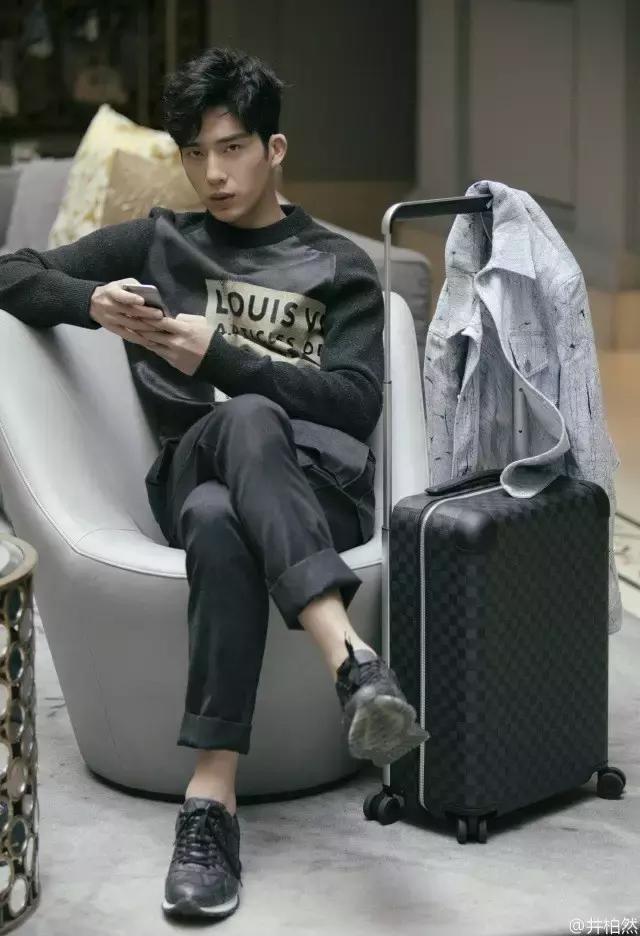 lv最新款脑洞也太大了吧,lv新款比之前多了两条线