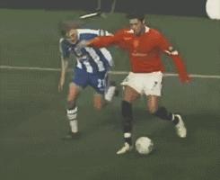 如何在足球球场上装x,在家就能练的足球技巧增加球感