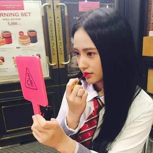 嘴唇干干怎么办?学下这些应急措施让唇彩更好上色